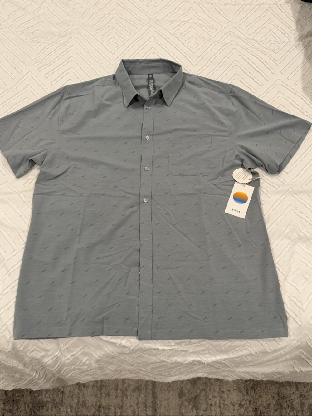 Vuori Bridge Short Sleeve Button Down Shirt Men's XL Light Cloud Daggers NWT